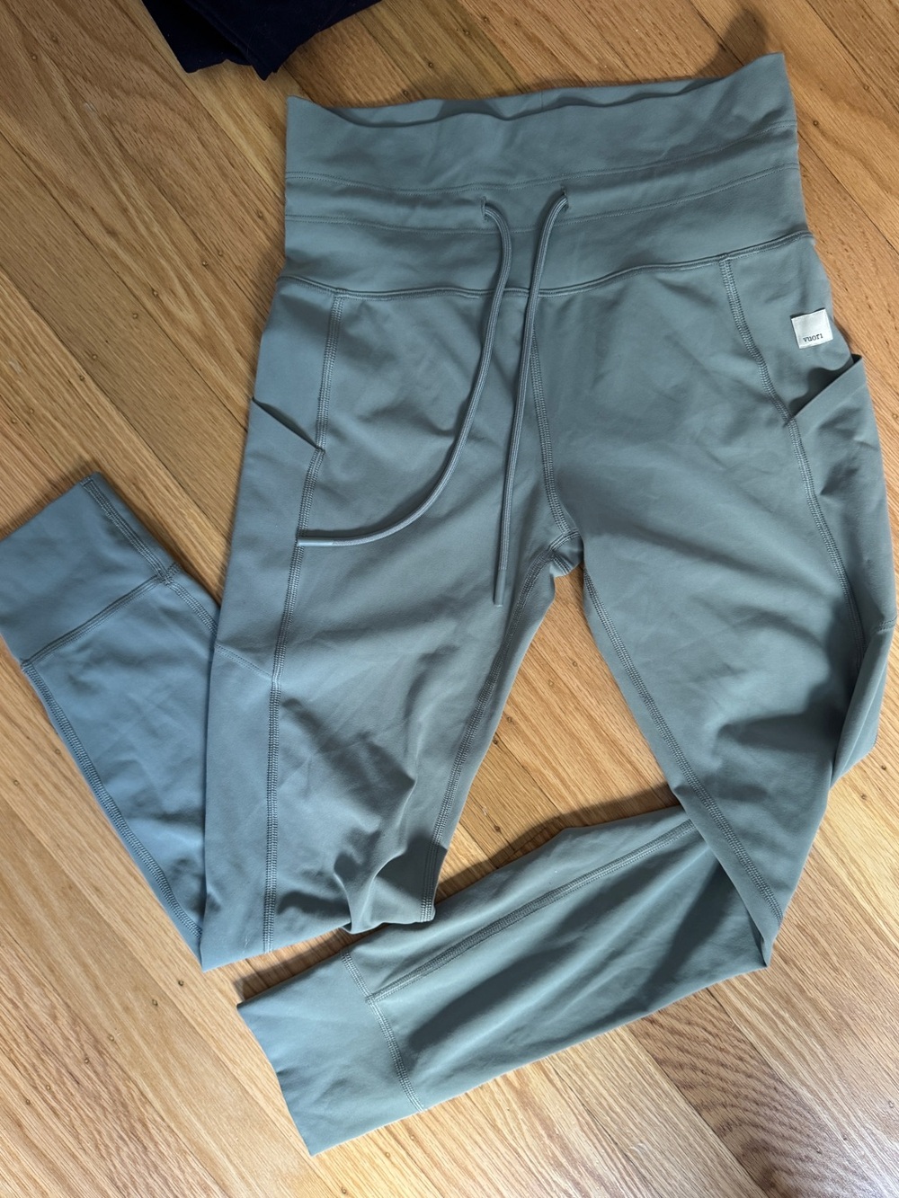 Vuori High-Waist Leggings in Sage Green